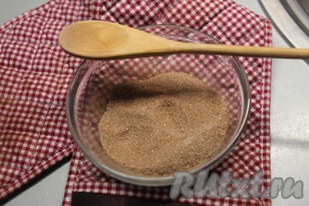 Для получения начинки для наших синнабонов в миске смешиваем сахар, корицу, имбирь и какао.