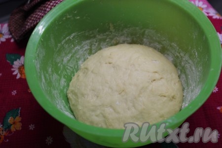 Дрожжевое тесто должно увеличиться в объёме раза в 2-3.