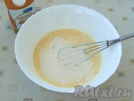 Добавить ряженку, затем соду, хорошенько перемешать венчиком.