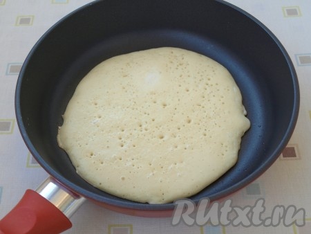 Разогреть сковороду, немного смазать подсолнечным маслом, вылить половник теста, равномерно распределить. Когда на поверхности блина начнут появляться дырочки и тесто схватится сверху, можно переворачивать.