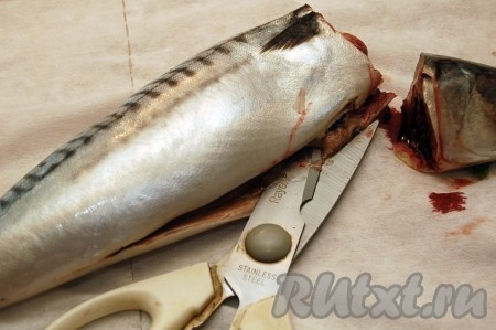 Очистим рыбу от внутренностей. Для чистки рыбы очень удобно использовать одноразовые салфетки, чтобы потом их сразу выбросить с рыбными отходами, и грязи меньше при разделке рыбы.