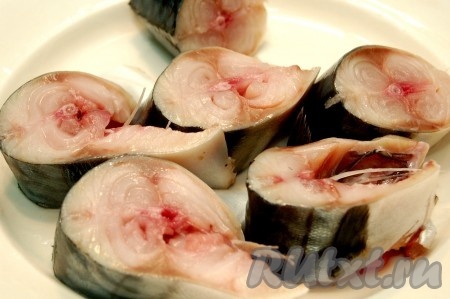 Нарезаем скумбрию на кусочки.