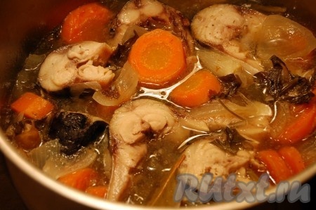 Затем опускаем в смесь вина и овощей кусочки скумбрии и варим ещё 10 минут.