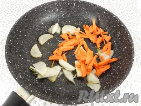 Лук репчатый нарезать довольно крупными полукольцами, морковь - брусочками. Обжарить лук с морковью на оставшемся растительном масле около 3-4 минут на среднем огне, не забывая помешивать.
