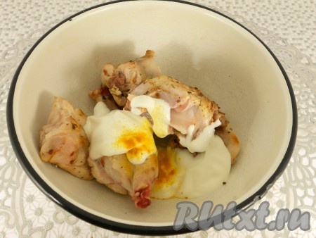 Мясо кролика немного остудить, добавить сметану, куркуму и сушеный чеснок. 