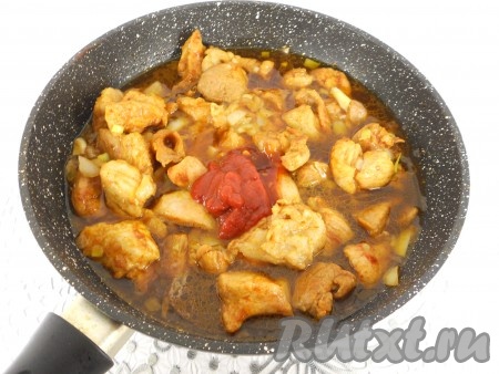 В сковороду со свининой, обжаренной с луком, добавить красное вино, 150-200 миллилитров воды, томатную пасту, перемешать.