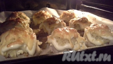 Отправить стожки в разогретую духовку и запекать при температуре 180 градусов, примерно 30-35 минут.
