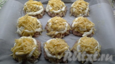 Выложить сыр, натёртый на крупной тёрке.
