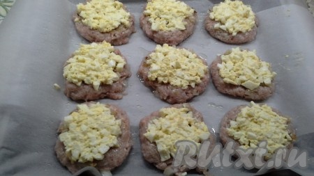 Сверху на фарш выложить слой обжаренного лука, затем - слой нарезанных яиц.
