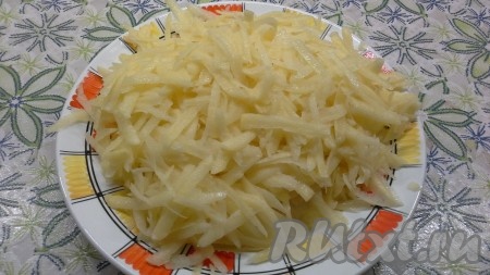 Лук мелко нарезать и обжарить, помешивая, на растительном масле до мягкости. Картофель натереть на крупной тёрке, посолить, перемешать.

