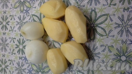 Очистить картошку и лук.
