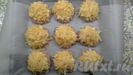 На яичный слой разложить натертый картофель, формируя "стожки".
