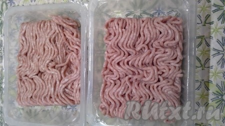 Приготовить фарш, как на котлеты (можно взять кусочек мяса и перекрутить его на мясорубке или взять готовый покупной фарш), посолить, поперчить и тщательно перемешать.
