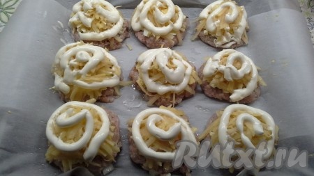 Смазать майонезом стожки из фарша, картофеля и яиц.