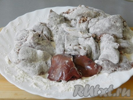 Обвалять кусочки печени в муке со всех сторон.