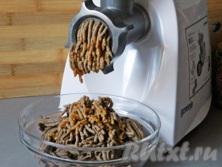 Немного остудить печень и пропустить через мясорубку вместе с обжаренными морковью и луком.