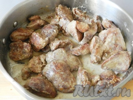 Затем влить сливки, посолить, приправить специями (я добавила мускатный орех на кончике ножа), перемешать, накрыть крышкой. Довести сливки до кипения и сразу уменьшить огонь до минимума. Тушить куриную печень в сливках 10-15 минут, периодически перемешивая.