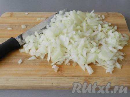 Лук очистить, нарезать на небольшие кубики.