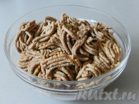 Печёночный паштет, приготовленный при помощи мясорубки, получается более грубой, мясистой консистенции, чем измельчённый при помощи блендера.