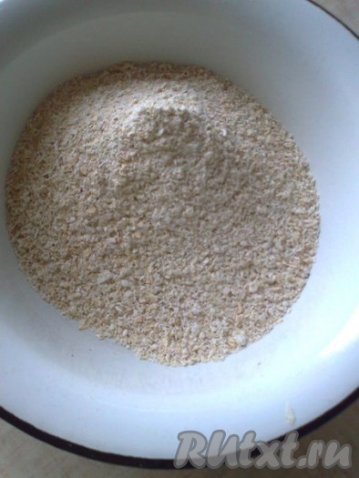 Овсяные хлопья измельчить в блендере (измельчителе) (можно предварительно овсяные хлопья подсушить в микроволновке или на сухой сковороде).