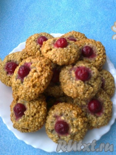 Наше вкусное, нарядное печенье из овсяных хлопьев, украшенное вишней, готово!!!
