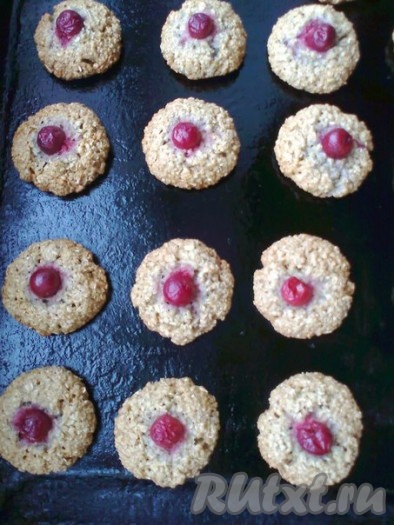 Выпекать 15-20 минут в разогретой духовке при температуре 180 градусов. Верх должен&nbsp; быть еще мягким, а низ подрумяниться, выключить духовку и оставить в горячей духовке еще на 5 минут, чтобы печенье затвердело.
