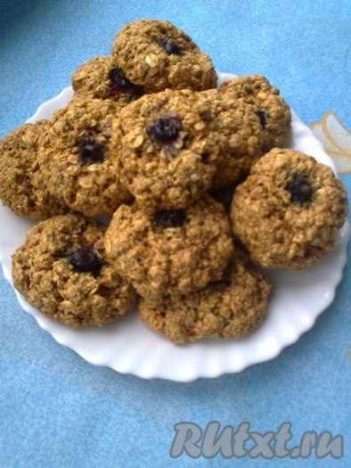 В тесто можно добавлять орешки, изюм, клюкву, корицу - каждый раз будет новый вкус, экспериментируйте. Вот такое будет овсяное печенье, если украсить верх смородиной, а половину хлопьев не измельчать.
