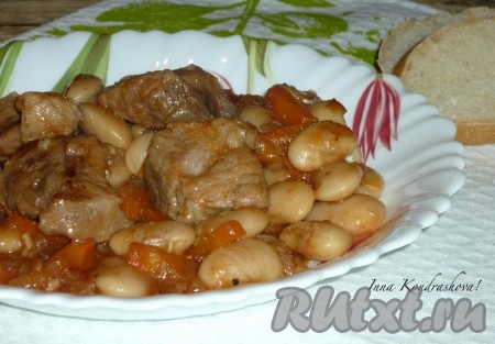 Вкусную, аппетитную свинину, тушёную с фасолью в томатном соусе, подавать горячей, разложив по порционным тарелкам. По желанию присыпать измельчённой зеленью. 