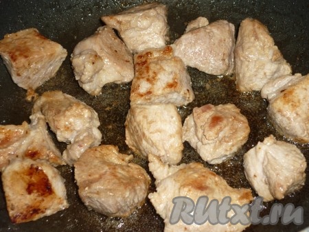 В достаточно глубокой сковороде разогреть растительное масло, выложить кусочки свинины. Обжарить мясо до золотистого цвета со всех сторон (на это потребуется минут 10-15) на среднем огне. 
