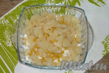Сюда же выложить ананасы, нарезанные на средние кусочки.&nbsp;