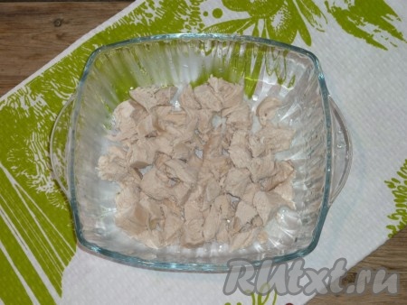 Куриное филе нарезать на средние кубики, переложить в миску.&nbsp;