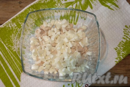 Яйца тоже нарезать на небольшие кубики, добавить к мясу курицы.&nbsp;