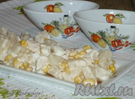 Очень вкусный, в меру сочный салат, приготовленный из куриной грудки с ананасами и кукурузой, переложить в салатник и можно сразу подавать к столу.