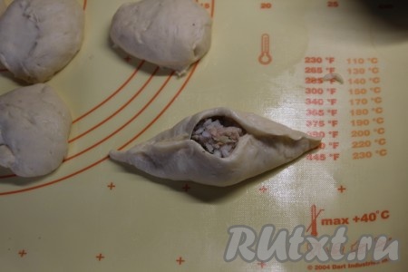 Защипываем края лепешки, оставляя сверху небольшое отверстие.
