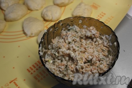 Добавляем отваренный рис, мелко нарезанные лук и укроп. Перемешиваем.
