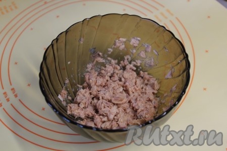 Займемся начинкой: горбушу вместе с жидкостью разминаем вилкой.
