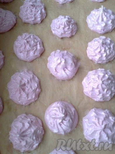 Сразу, пока масса еще теплая, отсаживаем зефиринки с помощью насадки звездочка через кондитерский мешок (или через файл, кулек от сметаны, кефира, обрезав кончик) на пергаментную бумагу. Кондитерский мешок следует подготовить заранее.