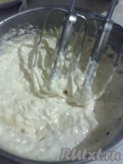Одновременно взбиваем половину яблочного пюре миксером с половинкой белка около минуты.
