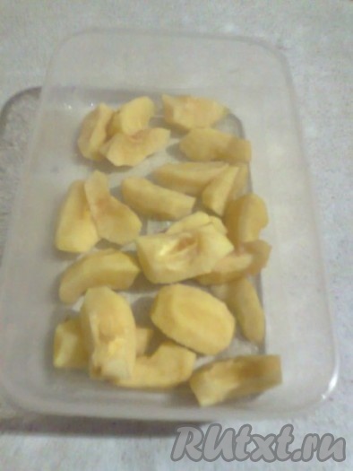 Испечь яблоки в микроволновке на полной мощности в течение  6-7 минут в посуде  под крышкой.