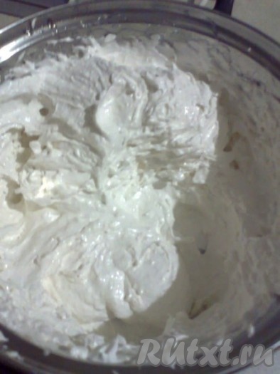 Горячий сироп с агаром тонкой струйкой добавляем в пюре, непрерывно взбивая, в течение 5-7 минут, или дольше - 10-15 минут, до тех пор, пока масса не станет очень плотной и будет держать форму. Это важно!!!
