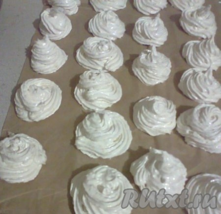 Сразу, пока масса еще теплая, отсаживаем зефиринки через кондитерский мешок (или через файл, кулек от сметаны, кефира, обрезав кончик) на пергаментную бумагу.