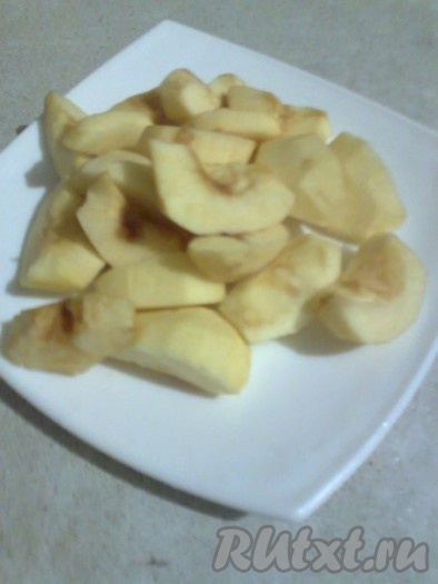 Я разделила продукты на 2 части  и приготовила 2 вида домашнего зефира. Один вид зефира делала только из яблочного пюре, а во второй добавила горсть замороженной чёрной смородины (нагрела  смородину  в микроволновке 2 минуты при полной мощности в закрытой посуде, затем протерла через сито и добавила к одной половине пюре). Рецепт привожу для полной порции сиропа (в каждое пюре наливаем половину сиропа): 4 чайных ложки агар-агара замочить в 150 граммах воды на 10-30 минут.

Яблоки (антоновка - лучший вариант для зефира, в ней много пектина - природного желирующего вещества) почистить, удалить сердцевину и нарезать на четвертинки.