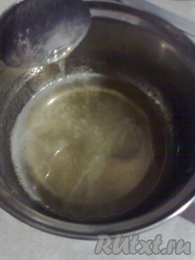 В агар с водой всыпать 450 грамм сахара, нагреть до кипения (свойства агара проявляются при нагревании) при помешивании и варить 7-10 минут на маленьком огне (до температуры 110 градусов), не накрывая крышкой, пока сироп не начнет тянуться тонкой нитью с ложки. Кастрюлю возьмите повыше, при кипении сироп сильно пенится.
