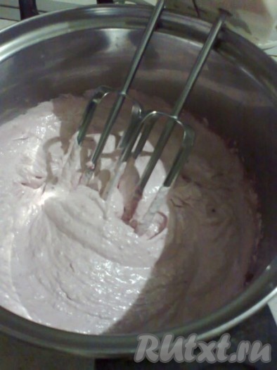 На этом фото взбитая масса из второй половины яблочного пюре с перетёртой смородиной.
