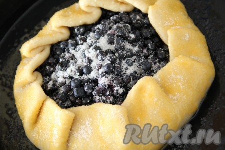 Завернуть края теста на чернику, сформировав галету. Песочное тесто прекрасно держит форму. Смазать поверхность теста взбитым желтком. По желанию, можно поверх желтка посыпать тесто сахаром. Поставить галету в разогретую до 180 градусов духовку и выпекать минут 30-35 (до золотистого цвета теста).