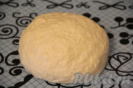 Перетереть муку с маслом руками в однородную, мелкую крошку. Затем начать понемногу вливать холодную воду, каждый раз полностью вмешивая её в тесто. Как только тесто соберётся в шар, станет эластичным, гладким и практически не будет липнуть к рукам, значит больше воду добавлять не нужно. В зависимости от качества муки, воды может потребоваться как больше, так и меньше, чем указано в ингредиентах, поэтому и нужно вливать воду понемногу, хорошо её вмешивая.