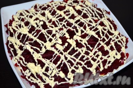 Далее - натертая на крупной терке свекла, майонез.
