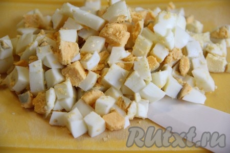 Яйца мелко нарезать.