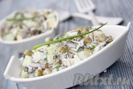 Аппетитный, очень вкусный салат, приготовленный с морской капустой, яйцом, огурцом и горошком, разложить по тарелкам и подать к столу.&nbsp;