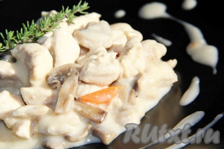 Куриное филе с грибами в сметанном соусе